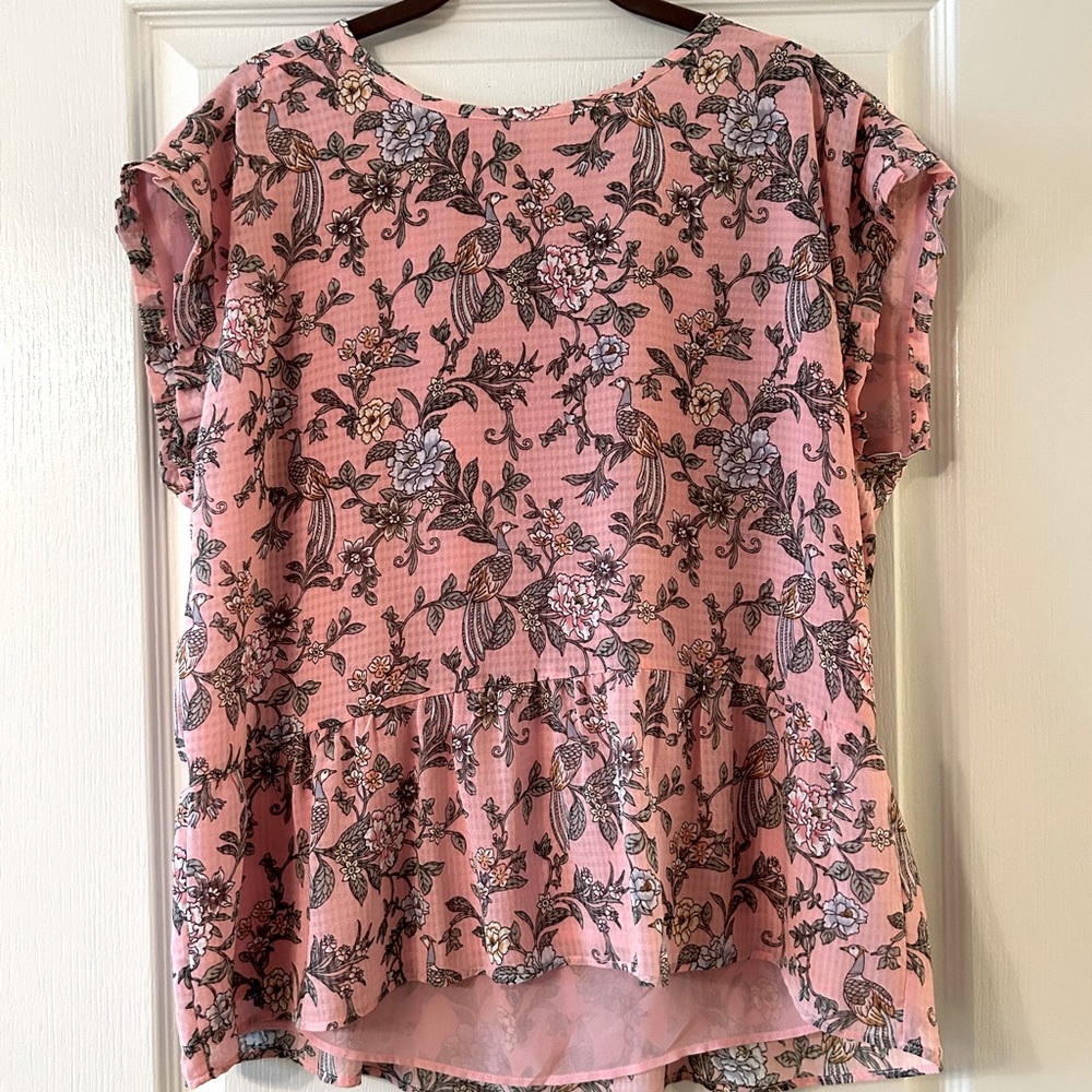 Great print top that goes with so many different color of pants and skirts